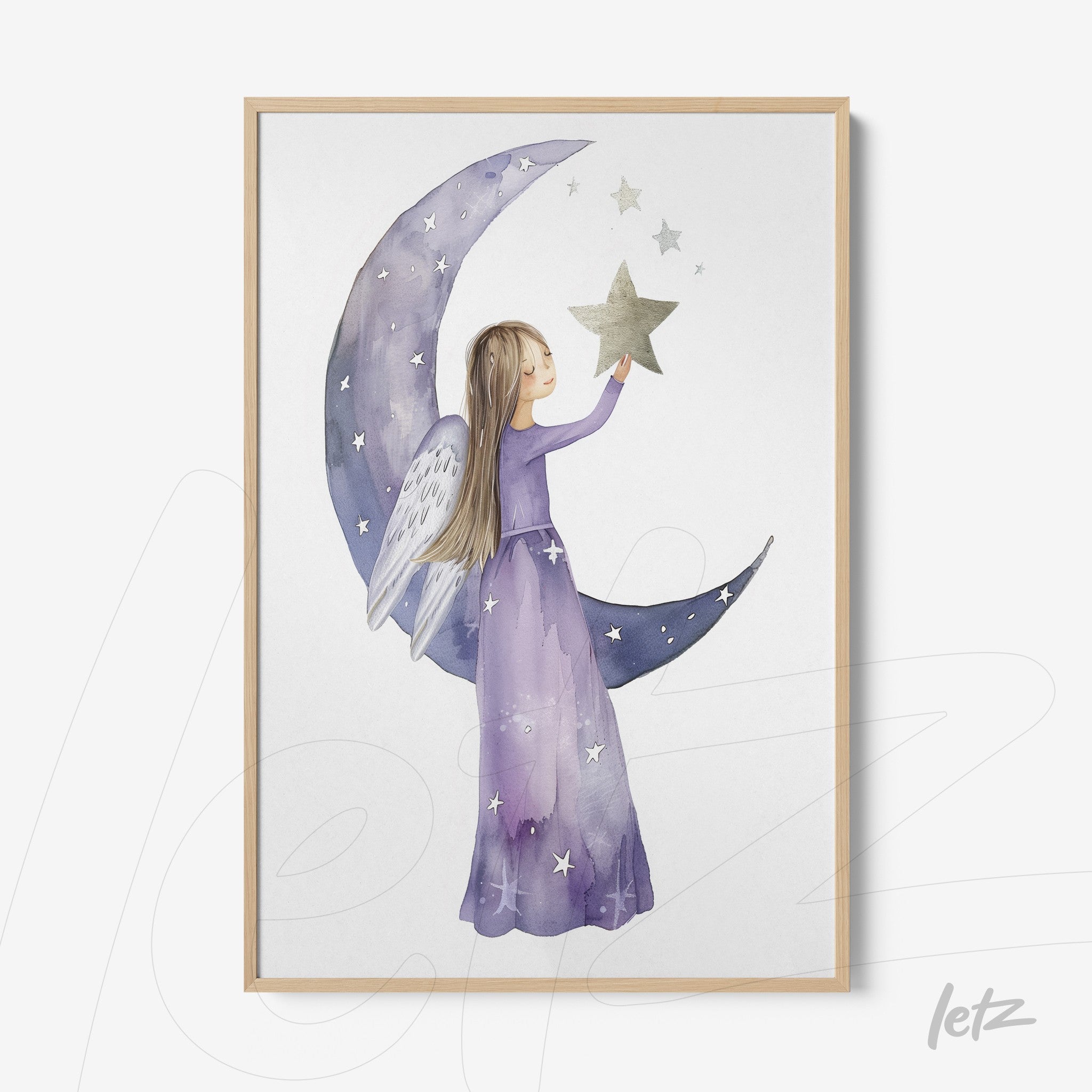 quadro com ilustração de menina com asas de anjo tocando uma estrela em um fundo de lua crescente roxa, em moldura de madeira clara