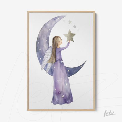 quadro com ilustração de menina com asas de anjo tocando uma estrela em um fundo de lua crescente roxa, em moldura de madeira clara