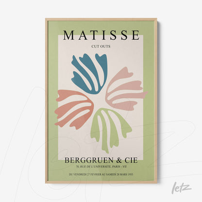 quadro com arte moderna dela obra de Matisse, com formas coloridas em azul, rosa e verde sobre fundo claro, moldura de madeira clara