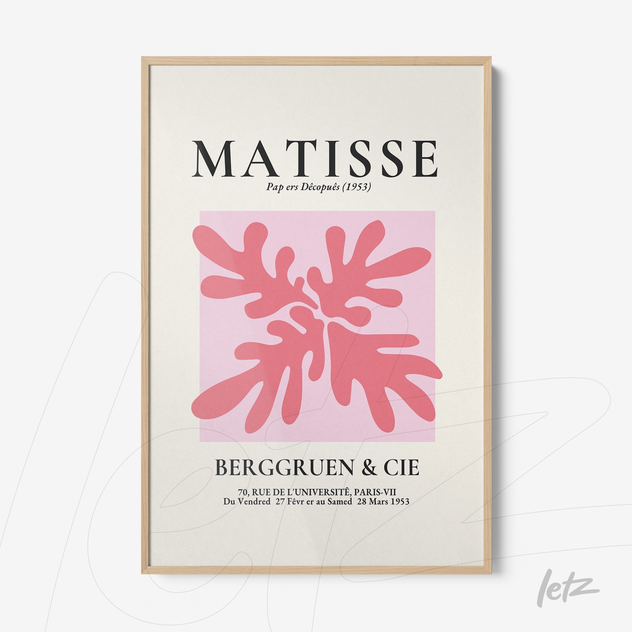 quadro com arte moderna de folhas em tons de rosa sobre fundo claro, moldura em madeira clara