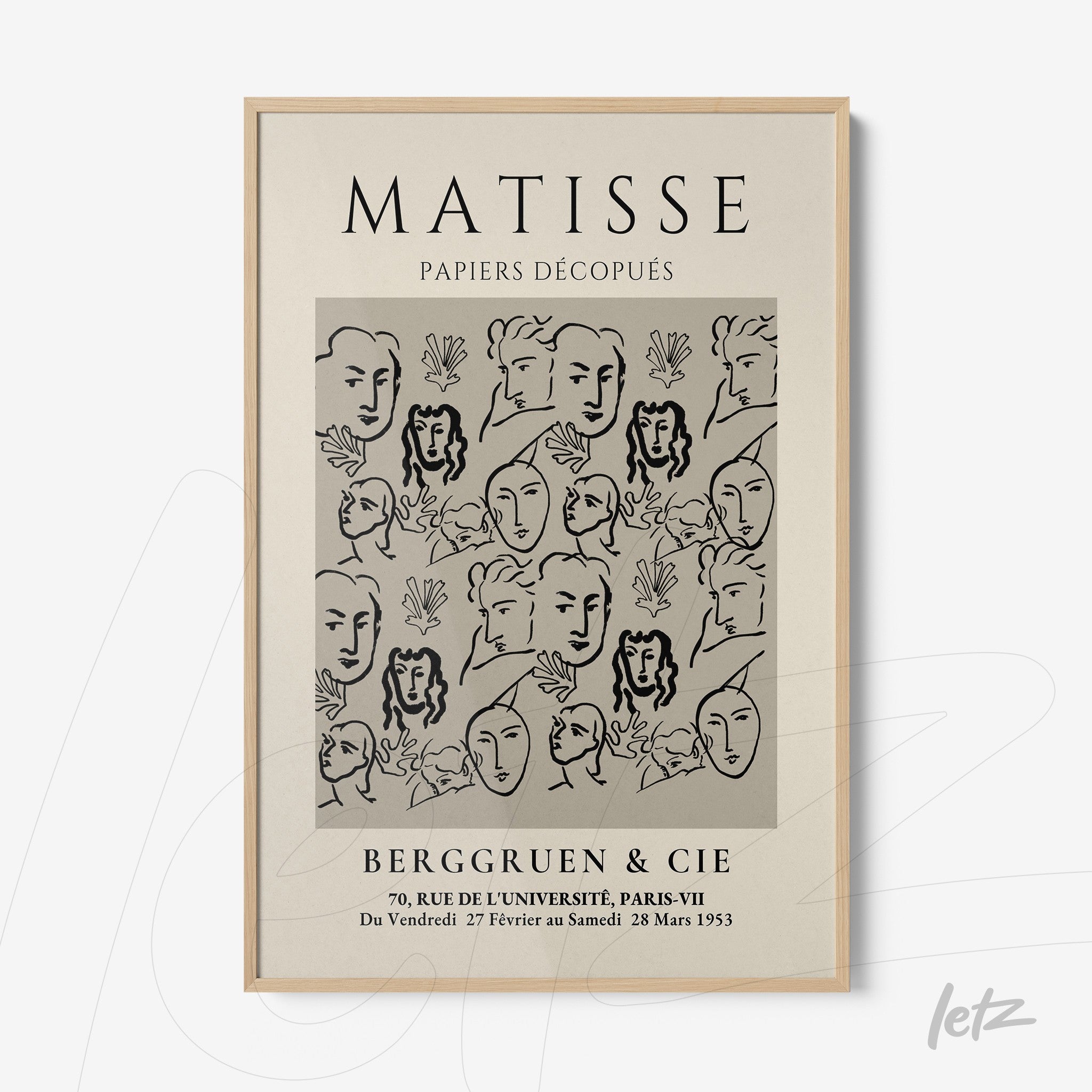 quadro com arte abstrata em fundo cinza com rostos estilizados em linhas pretas, moldura de madeira clara