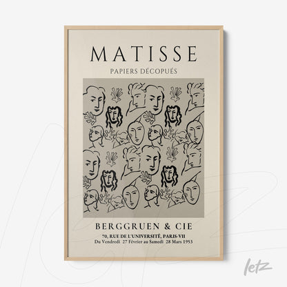 quadro com arte abstrata em fundo cinza com rostos estilizados em linhas pretas, moldura de madeira clara