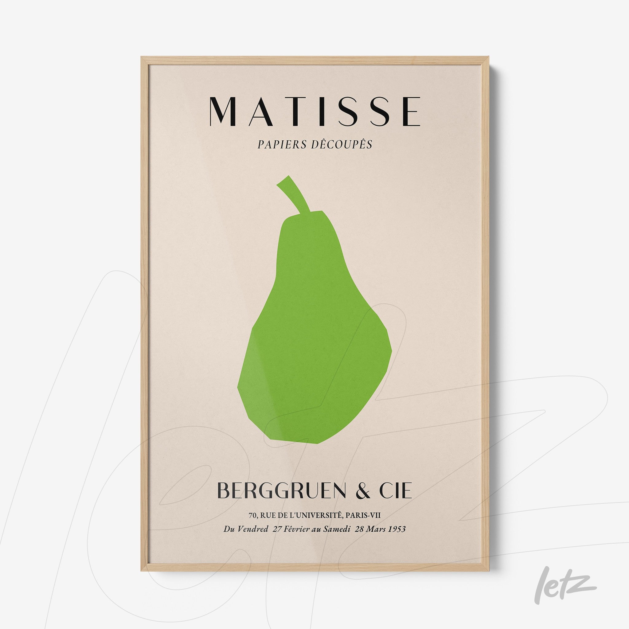 quadro com arte minimalista de uma pêra verde em fundo claro, com moldura de madeira clara