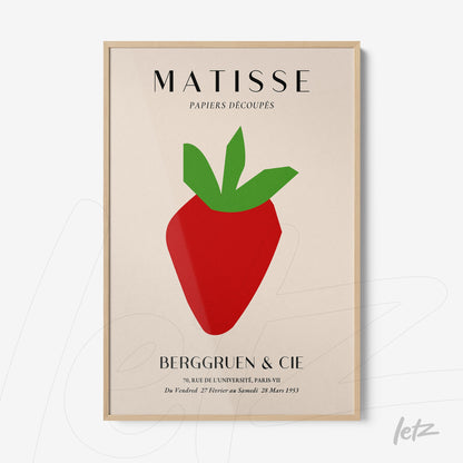 quadro com arte moderna de morango em composição minimalista com fundo bege e moldura clara