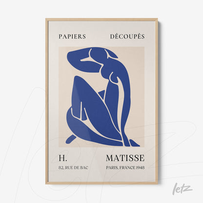 quadro com ilustração em azul de figura feminina em fundo claro, com moldura de madeira clara