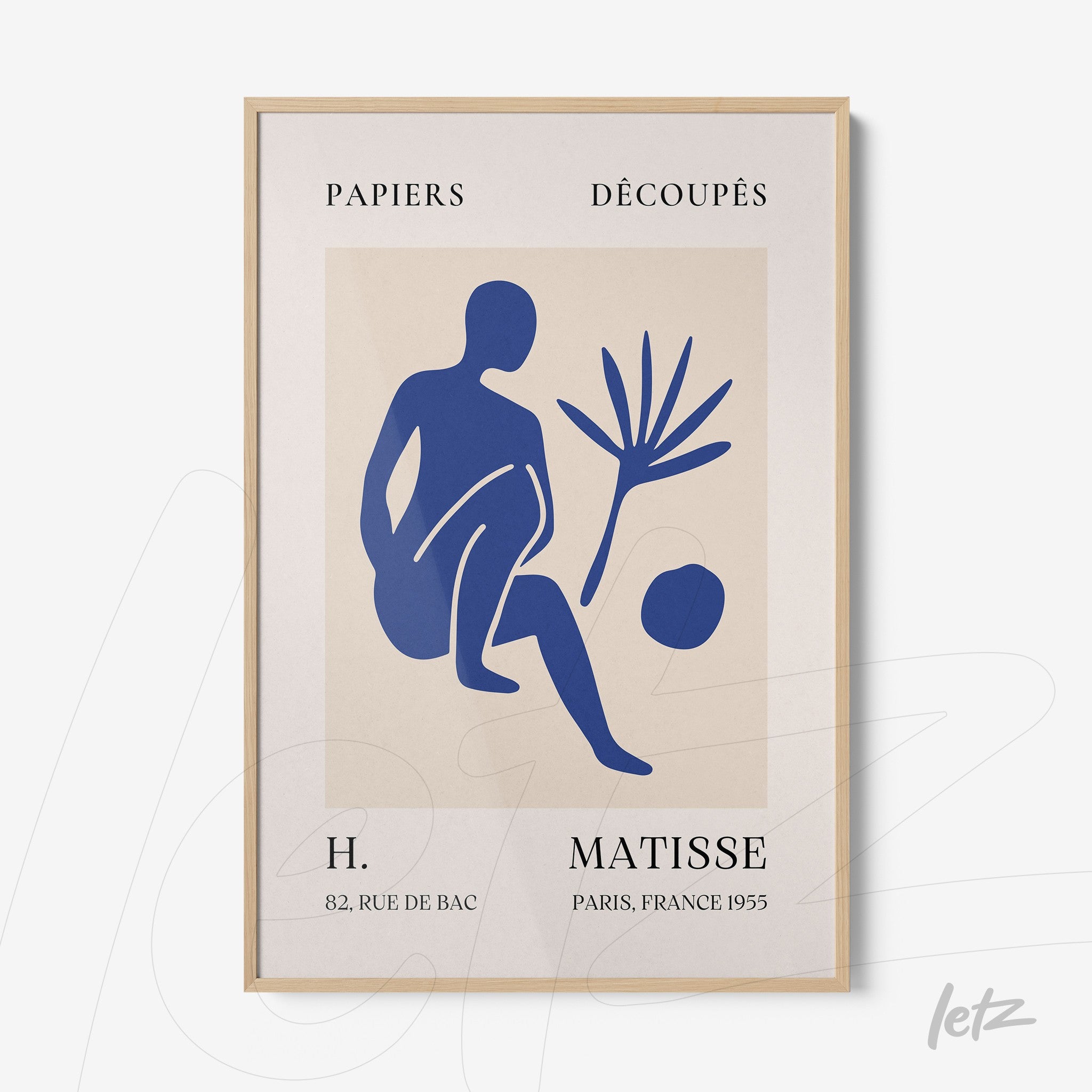 quadro com arte de recortes de papel em fundo claro, retratando uma figura azul sentada ao lado de uma planta e um círculo, com detalhes em texto na parte superior