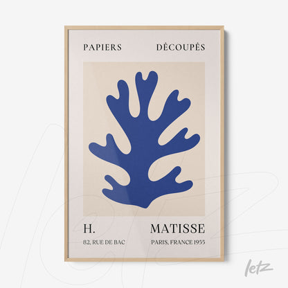 quadro com arte de recortes de papel na cor azul em fundo creme, moldura de madeira clara