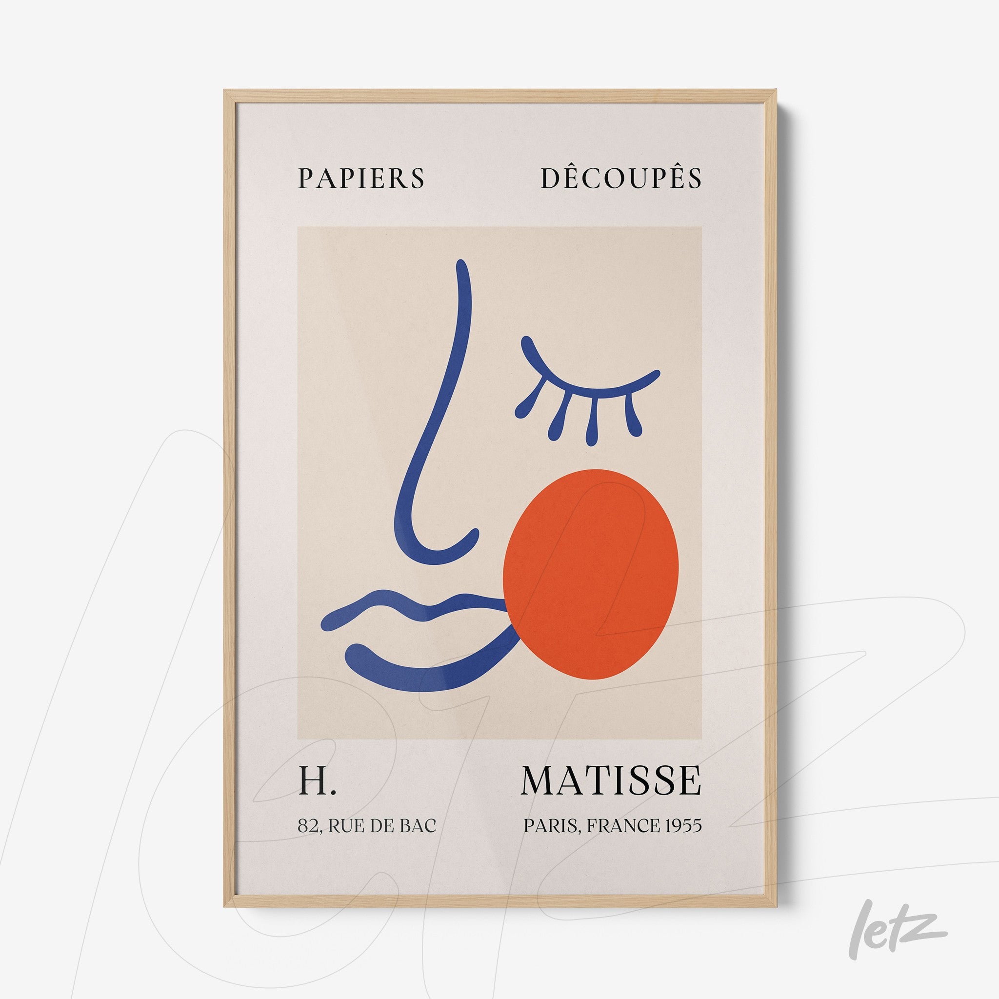 quadro com arte moderna de rosto estilizado em cores vibrantes, moldura de madeira clara