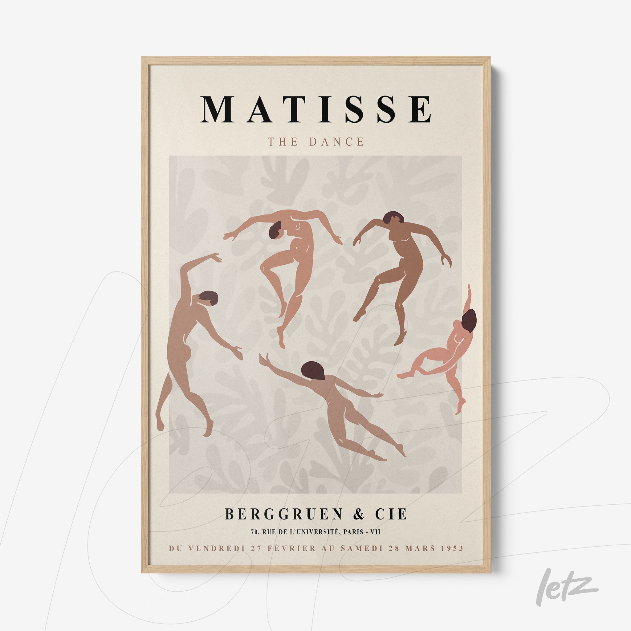 quadro com arte estilizada de dança, retratando figuras humanas em movimento, em moldura de madeira clara