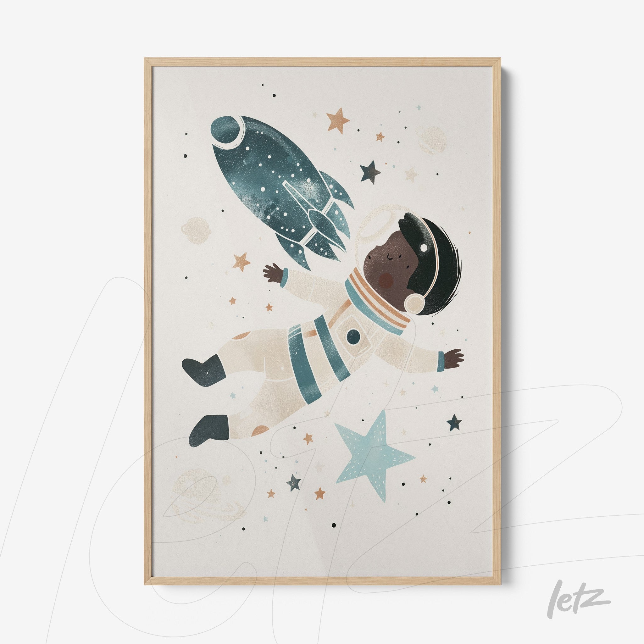 quadro com ilustração de uma criança astronauta flutuando no espaço, rodeada por estrelas e uma nave espacial, em moldura de madeira clara