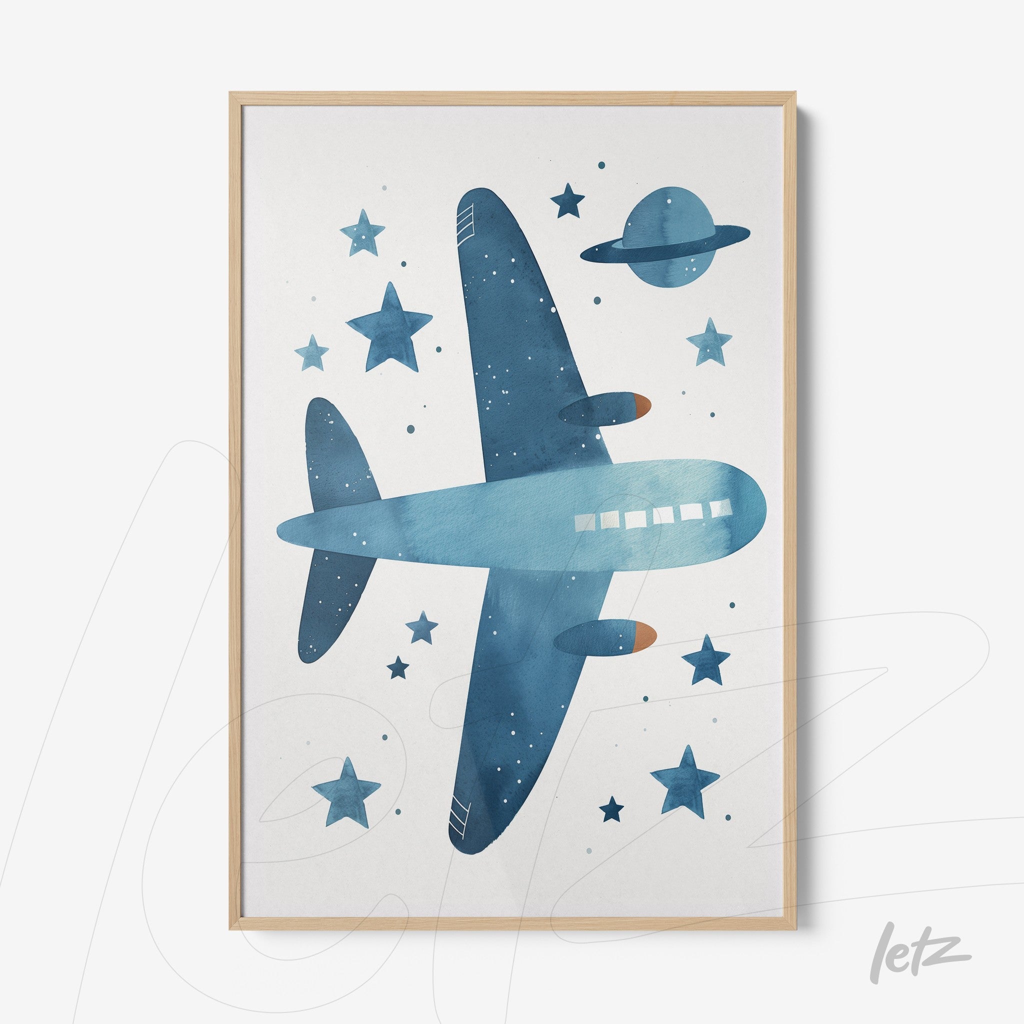 quadro com ilustração aquarelada de um avião azul sob um céu estrelado e planeta, com moldura clara de madeira
