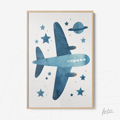 quadro com ilustração aquarelada de um avião azul sob um céu estrelado e planeta, com moldura clara de madeira