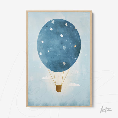 quadro com ilustração de balão de ar quente em azul com estrelas e lua em fundo suave, moldura de madeira clara