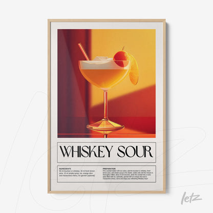 quadro com arte retrô de drink whiskey sour em moldura clara com fundo laranja e vermelho