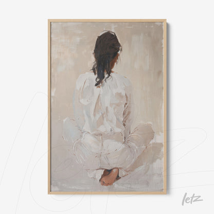 quadro com arte contemporânea de mulher sentada de costas, em tons neutros, com moldura clara