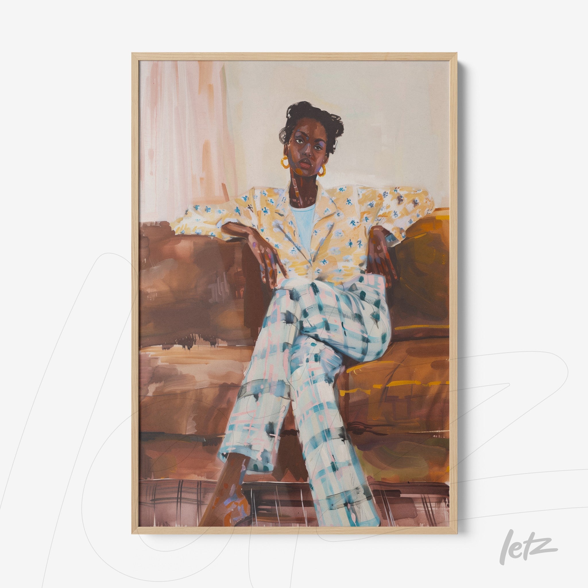 quadro com retrato de mulher sentada em sofá, usando jaqueta estampada e calça xadrez, moldura clara de madeira