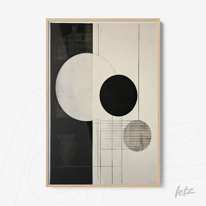 quadro com composição abstrata em preto e branco, destacando círculos com diferentes texturas em moldura de madeira clara