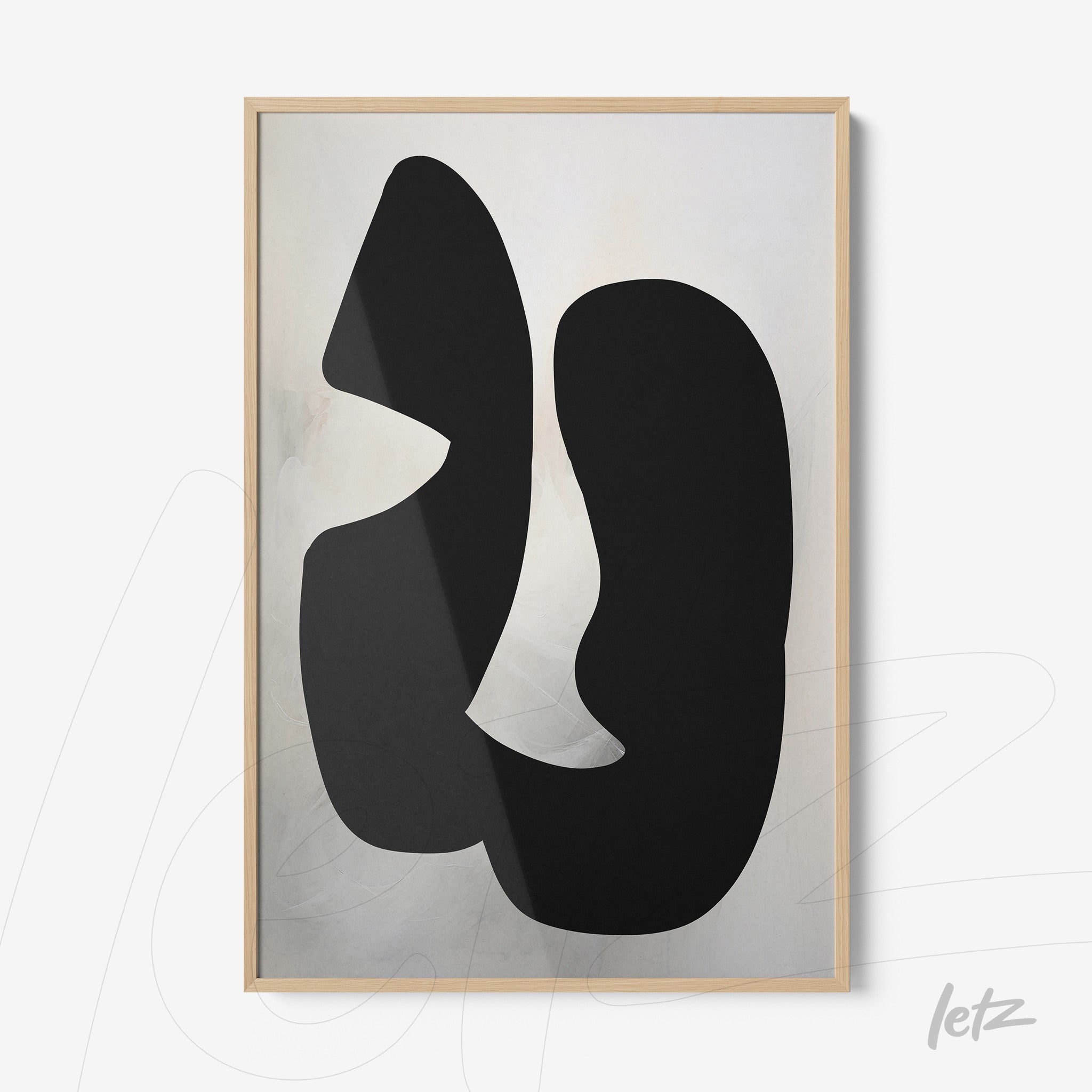 quadro decorativo com figura abstrata em preto sobre fundo claro, moldura de madeira clara