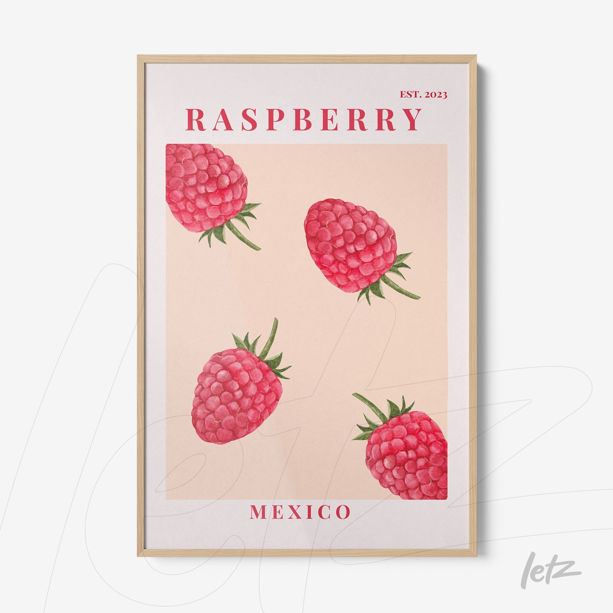 quadro com ilustração de framboesas em fundo claro e moldura de madeira clara