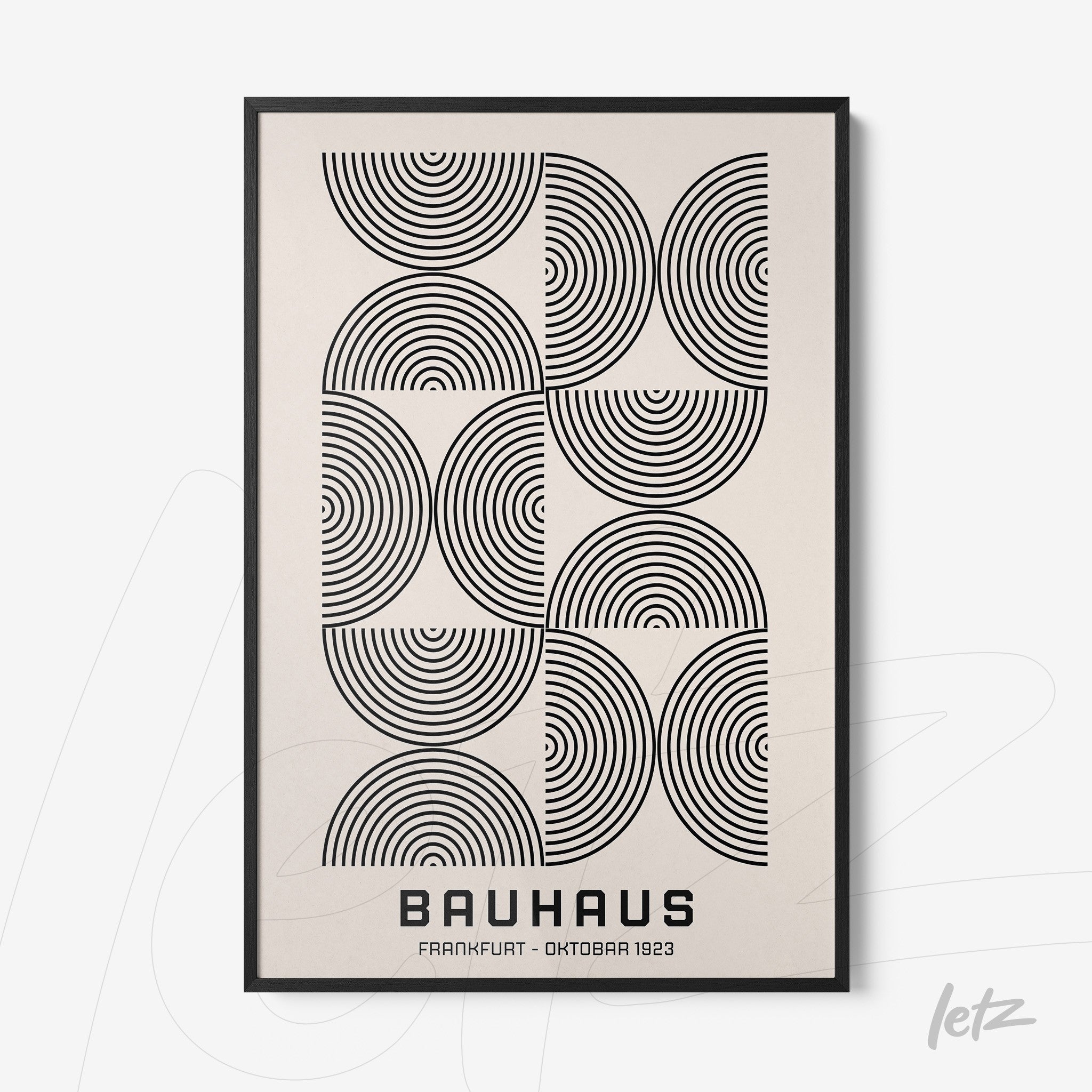 quadro com design geométrico de círculos concêntricos em preto sobre fundo branco com moldura preta