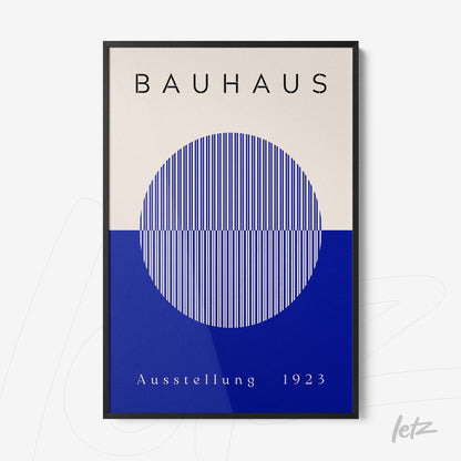 pôster com design do movimento Bauhaus com linhas verticais azuis sobre fundo branco e azul, exibido em moldura preta fina