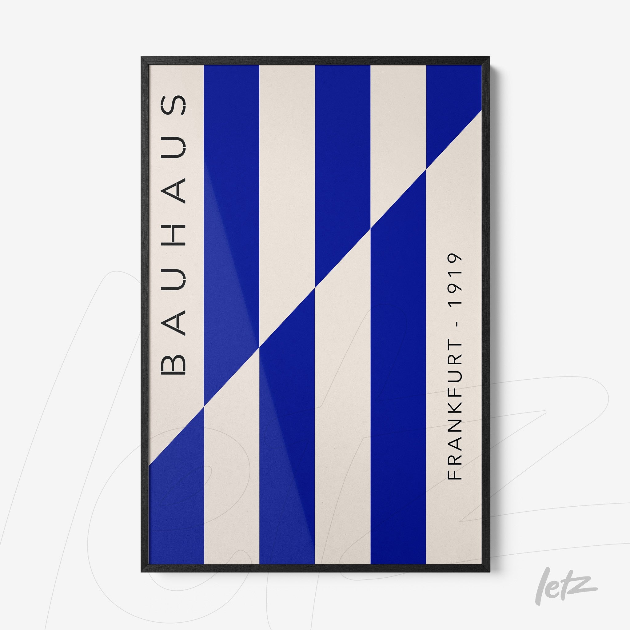 pôster com ilustração geométrica em azul e branco, exibindo as palavras bauhaus e frankfurt 1919 em moldura preta