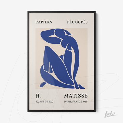 quadro com arte em estilo minimalista, apresentando figura feminina em azul sobre fundo claro, moldura preta elegante