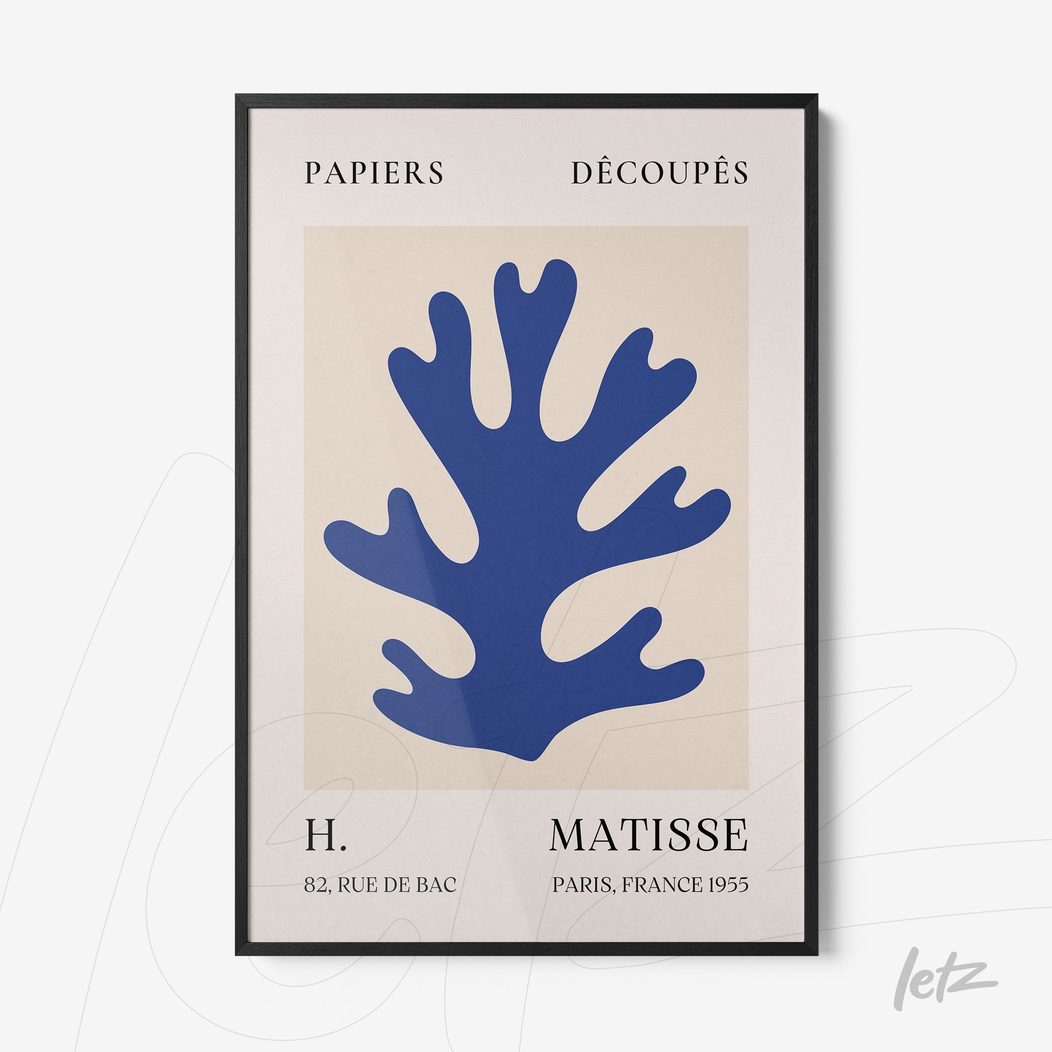 quadro com arte moderna de recortes em azul inspirado em folhas, com moldura preta