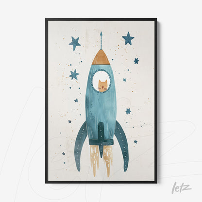 quadro com ilustração de foguete azul e um gato dentro, decorado com estrelas em fundo claro, moldura preta