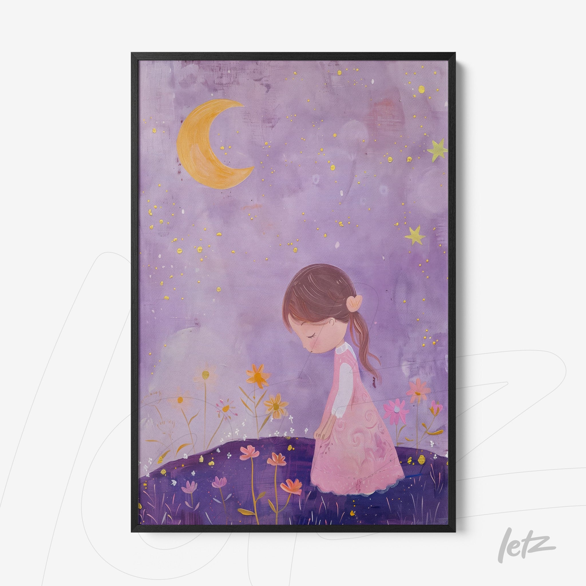 quadro com ilustração de menina pensativa em campo florido sob céu roxo com lua crescente e estrelas, moldura preta