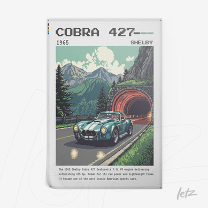 quadro em canvas com arte retro de um carro Shelby Cobra 427 azul em um cenário montanhoso