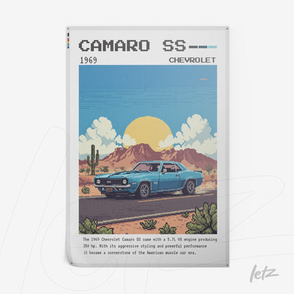 quadro com arte digital do carro Chevrolet Camaro SS de 1969 em um cenário desértico, destacando montanhas e cactos com céu azul