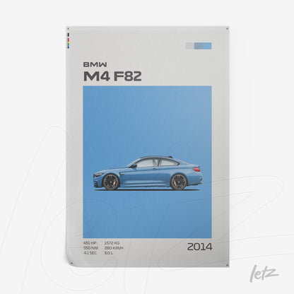 quadro com ilustração estilizada do carro BMW M4 F82 em um fundo azul claro, apresentando detalhes técnicos como potência e peso