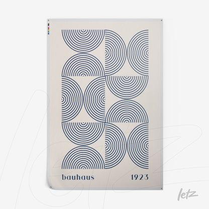 pôster com design geométrico inspirado no estilo Bauhaus com círculos concêntricos em azul sobre fundo bege