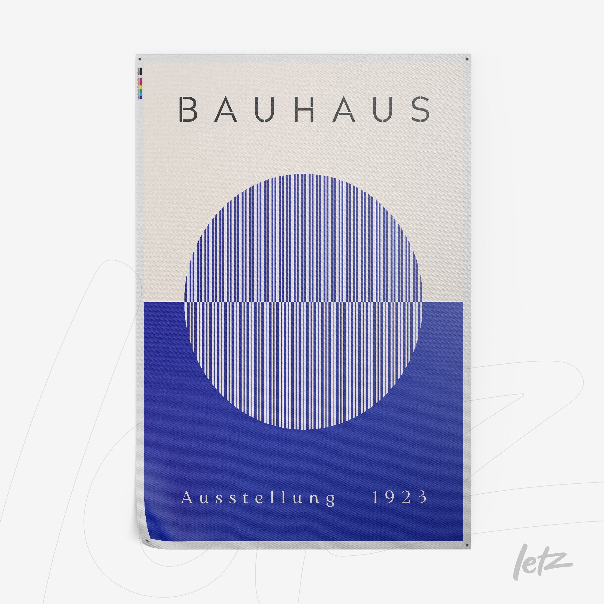 pôster impresso com design Bauhaus em azul e bege mostrando linhas paralelas formando um semicírculo