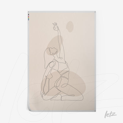 canvas com desenho minimalista de mulher em pose elegante contra fundo bege