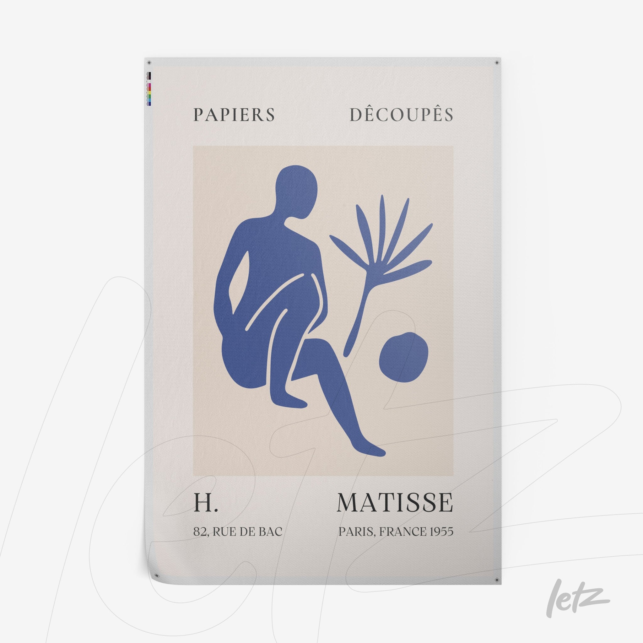 quadro com arte moderna em azul representando figura humana sentada ao lado de planta e bola, moldura branca