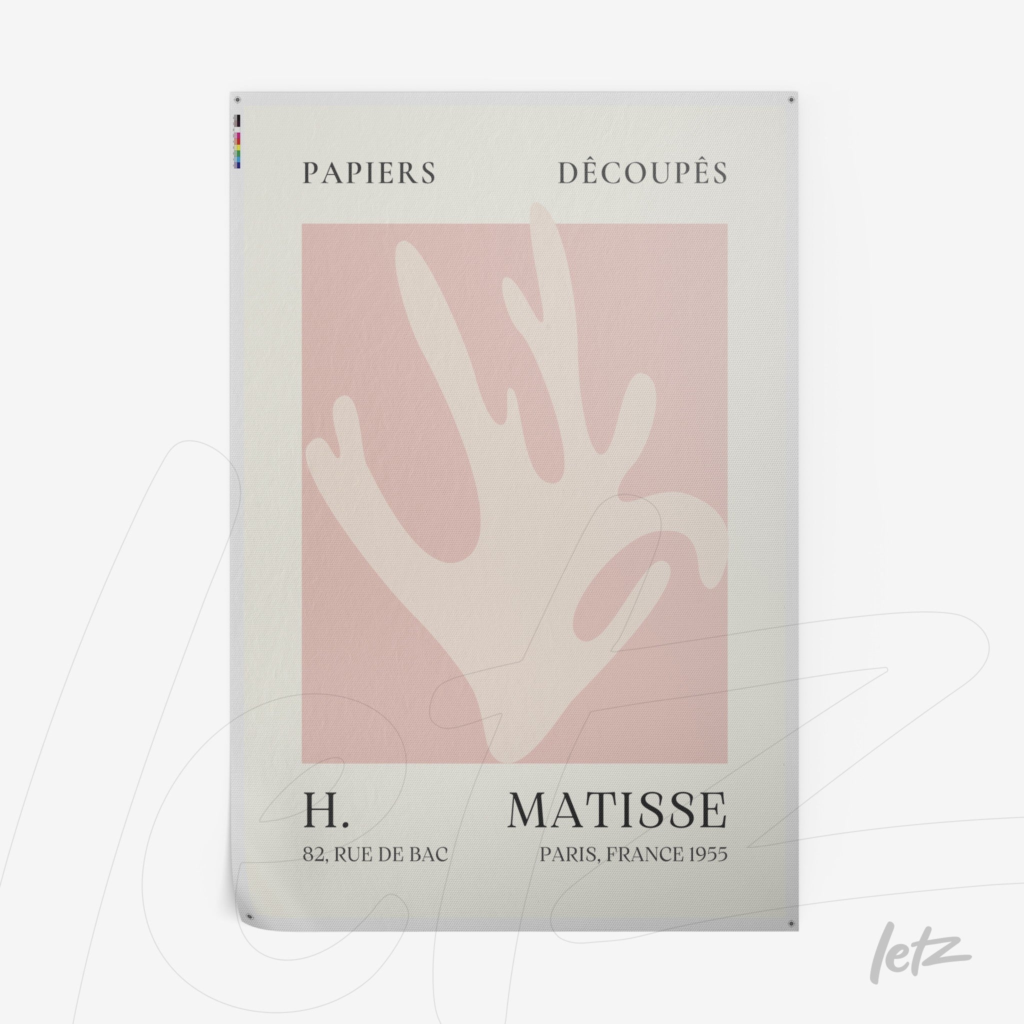 quadro com arte abstrata de mão em fundo rosa claro, texto discreto ao redor em moldura branca