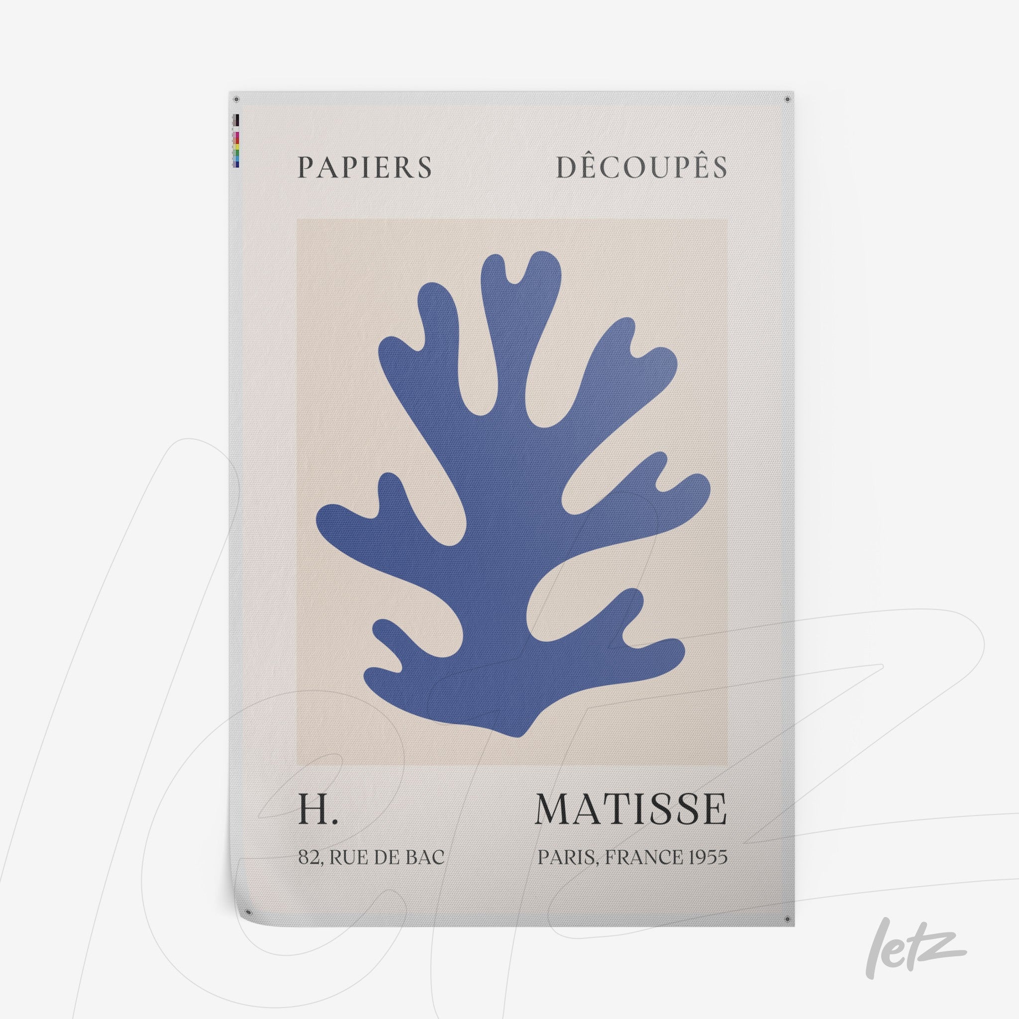 quadro com arte estilizada de uma planta marinha azul em fundo claro, com texto decorativo na parte inferior