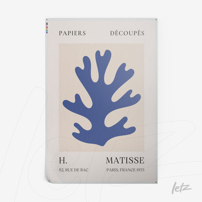 quadro com arte estilizada de uma planta marinha azul em fundo claro, com texto decorativo na parte inferior