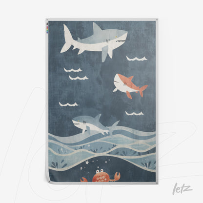 quadro com arte infantil estilizada de tubarões nadando em fundo azul com ondas e um caranguejo vermelho