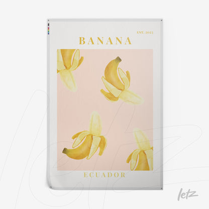 pôster com ilustrações de bananas e fundo rosa claro, destaque para texto em dourado