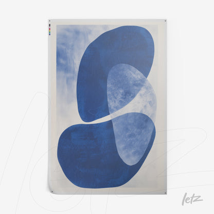 quadro com arte abstrata em tons de azul sobre fundo claro