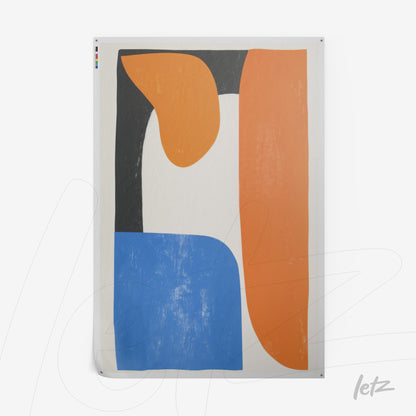 quadro com arte abstrata em laranja, azul e preto, com formas orgânicas sobre fundo claro