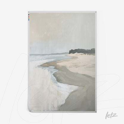 quadro com arte abstrata de uma praia serena em tons pastel, mostrando ondas suaves e areia clara sob um céu nublado