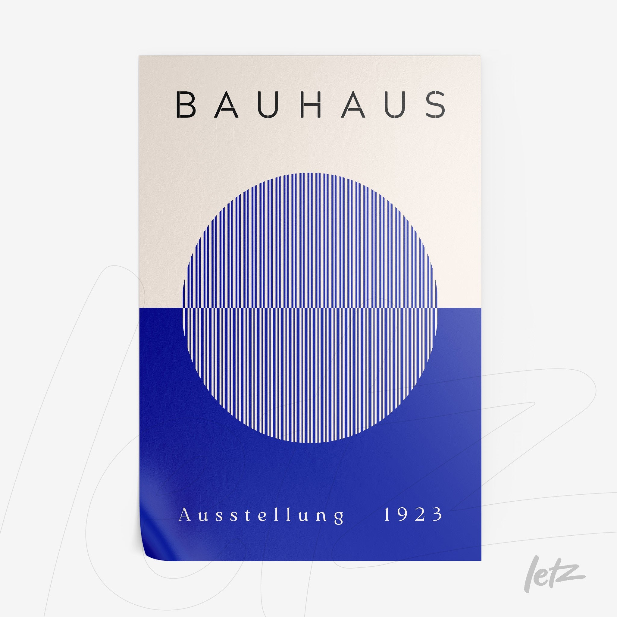 pôster impresso com design bauhaus de formas geométricas em tons de azul e branco