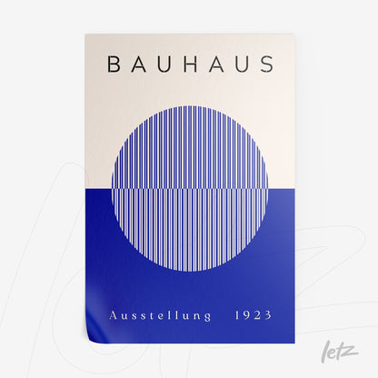 pôster impresso com design bauhaus de formas geométricas em tons de azul e branco