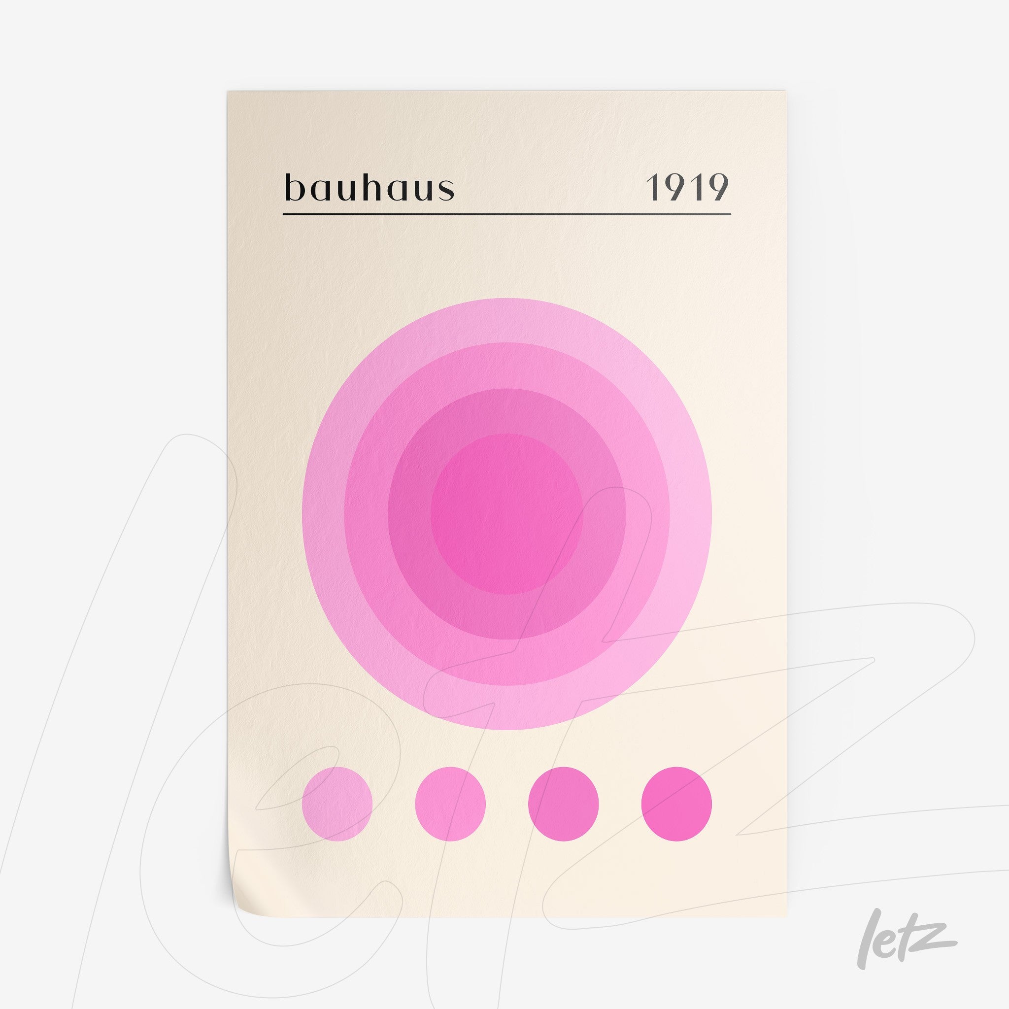 pôster impresso com círculos concêntricos em tons de rosa sob fundo bege claro com texto 'bauhaus 1919' no topo