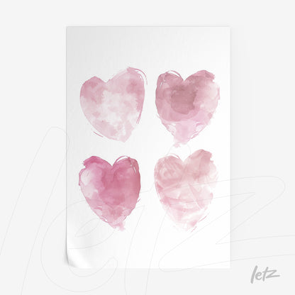 quadro com quatro corações em aquarela em tons de rosa sobre fundo branco