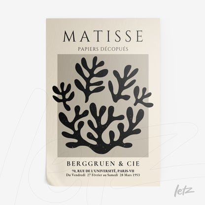 quadro com arte abstrata em preto e branco, apresentando formas orgânicas sobre fundo claro e detalhes de texto em estilo vintage